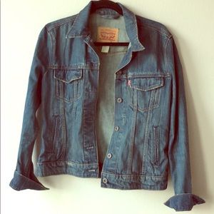 Levi’s denim jacket! Medium wash. Perfect piece!